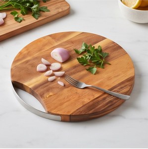 Planche à découper ronde en bois naturel brun avec anneau de base en métal - Product Image 4