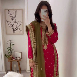 Nuevo Conjunto de Fiesta para Mujer de Tela Blossom, Diseño de Alta Costura, Georgette Pesado, Elegante, para las 4 Estaciones, Top, Pantalón y Dupatta con Bordado Elaborado - Product Image 1