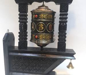 Nueva llegada - Rueda de oración colgante de pared con 108 mantras budistas en su interior - Product Image 1