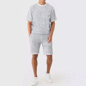 Ensemble d'été personnalisé pour hommes : Chemise à motifs et short à taille élastique, tenue de sport imprimée en sérigraphie, couleur unie - Product Image 1