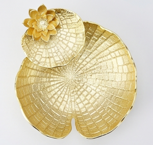 Bol en forme de feuille de lotus doré avec dessus floral, accent décoratif en métal fait main, style oriental, finition polie - Product Image 1
