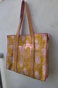 Sac fourre-tout en coton jaune moutarde imprimé à la main avec détails de surpiqûres et bretelles confortables - Product Image 6
