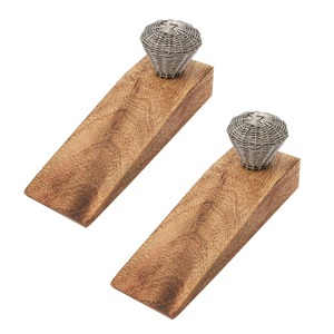 Cintres en bois européens de qualité supérieure pour armoires d'hôtel avec logo personnalisé et crochet chromé - Product Image 2
