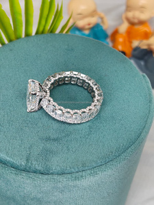 Anillo de diamantes de corte esmeralda premium con piedras laterales en oro blanco que ofrece un brillo brillante y una apariencia sofisticada. - Product Image 2