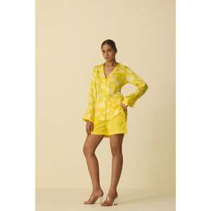 Ensemble chemise et short imprimé jaune pour femmes, haut à manches longues boutonné avec short, ensemble coordonné décontracté d'été pour femmes - Product Image 1