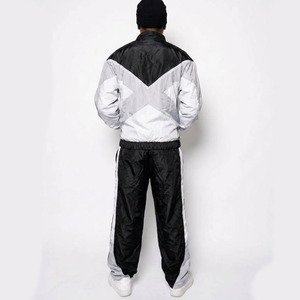 Fabricant de vêtements Streetwear : Survêtement coupe-vent personnalisé avec accent rayé géométrique contrastant, veste en nylon premium et pantalon ample - Product Image 3