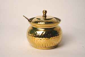 Olla de Pooja de Latón Hecha a Mano con Tapa y Cuchara, Diseño Bold Blossom |   Kalash Indio Tradicional para Rituales y Decoración del Hogar - Product Image 3