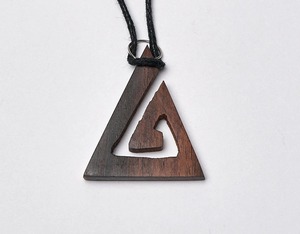 Collier pendentif triangle en bois avec découpe géométrique, finition brun foncé, bijoux en bois faits à la main - Product Image 1