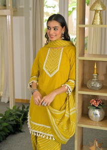 Ensemble Kurti et pantalon pour femme Twin Feet, en pur coton de qualité supérieure, avec motif Lehriya Farsi, broderie et dentelle, et dupatta assortie. - Product Image 3