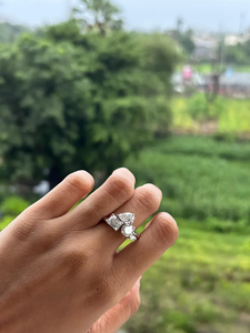 Bague de fiançailles de luxe à trois pierres, émeraude poire et diamant de laboratoire taille ronde, en or 14 carats, personnalisable, bijoux de mariage - Product Image 3