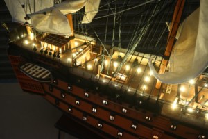 Maquette de navire à voile artisanale HMS VICTORY avec éclairage - Décoration intérieure pour les amateurs de navigation - Product Image 6