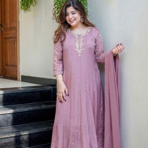 Ensemble de robe Anarkali en tissu de verre pur pour femmes, travail manuel, col et manches, 3 pièces, tenue de fête ethnique avec dupatta - Product Image 1