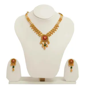 Conjunto de collar estilo templo con piedras rojas y verdes, colgante de perla y aretes a juego, chapado en oro para uso nupcial en bodas. - Product Image 1