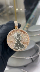 จี้เพชรโมอิสซาไนต์ทรงกลมเจียระไนแบบบริลเลียนท์ เงินแท้ 925 ประดับเพชรแบบ Iced Out พร้อมลายเคลือบ 3 มิติ สไตล์ฮิปฮอป ได้รับการรับรองจาก GRA สำหรับทั้งชายและหญิง - Product Image 4