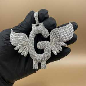 Colgante con forma de G alado de Plata de ley 925 bañado en rodio con Moissanita de corte brillante redondo, estilo Hip Hop, unisex - Product Image 1