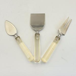 Ensemble d'outils à fromage avec manche en résine artisanale, 3 couteaux à fromage élégants pour charcuterie, cadeau élégant pour les dîners et les réceptions - Product Image 2