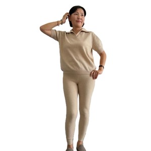 Conjunto de Top Polo de Punto Beige y Leggings para Mujer, Manga Corta, Cuello Camisero, Traje Casual Sólido - Product Image 1