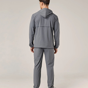 Ensemble de survêtement coupe-vent à capuche pour homme, gris uni, coupe régulière, léger en polyester, idéal pour l'automne, avec poches latérales - Product Image 2