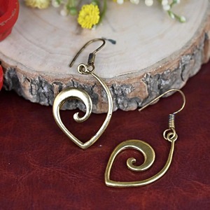 Boucles d'oreilles en laiton plaqué or, forme irrégulière, style antique, bijoux artisanaux en métal poli - Product Image 4