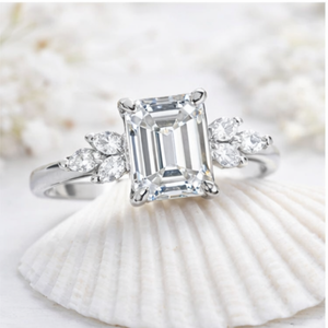 Anillo de Compromiso de Lujo con Moissanita de Corte Esmeralda y Oro Sólido de 14K, Diseño Original de Diseñador de Moda para Mujer - Product Image 4