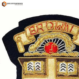 Badges brodés de luxe pour uniformes d'hôtels et d'hôtellerie avec design personnalisé, écologiques et durables - Product Image 2