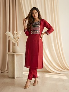 Conjunto de Kurti y Pantalón Recto Rojo Carmesí con Estampado Geométrico en Contraste en el Pecho, Puños y Dobladillo, Estilo Casual Regular, Prayosha Enterprise - Product Image 6