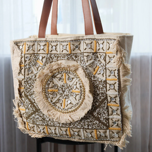 Sacs à main multicolores attrayants pour femmes, ornés de détails artistiques et de magnifiques sacs fourre-tout par Whimsy Art Craft - Product Image 5