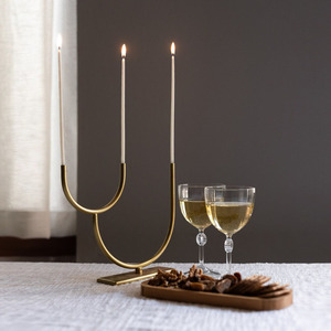 Candélabre moderne en or en forme de U avec trois chandeliers fins sur une base rectangulaire pour une décoration chic et minimaliste - Product Image 3