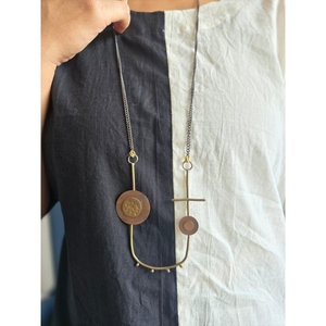 Collar Geométrico Moderno de Latón y Cobre, Cadena Larga con Colgante de Metal y Detalles de Anillo Redondo, Joyería Artesanal Hecha a Mano - Product Image 3