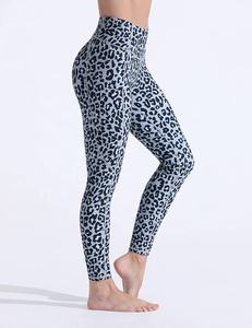 Atractivos leggings sublimados para mujer de alta calidad con nuevo diseño de logotipo personalizado, material suave antiarrugas. - Product Image 4