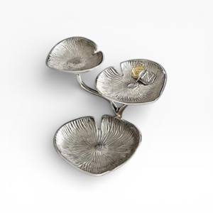 Elegante Soporte Metálico de Tres Niveles con Diseño Artístico de Hojas para Servir Chocolate y Dulces en la Mesa - Product Image 1