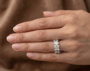 Bague de mariage de luxe demi-éternité Lurba Jewels avec diamant ovale de 3,50 carats cultivé en laboratoire, or blanc-jaune 14 carats pour femme, certifié IGI - Product Image 2