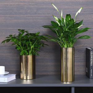 Vase en laiton artisanal de luxe, finition dorée, forme personnalisée, pour la décoration de la maison, des mariages et des salons. - Product Image 5