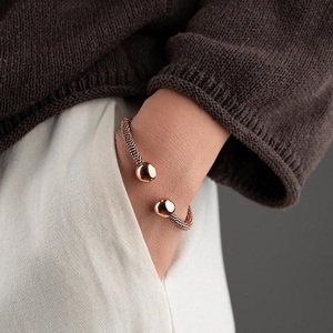 Elegante Brazalete Moderno con Patrón de Hojas, Bañado en Oro y Cobre, Martillado, para los Mercados Europeo y Americano, por F S International - Product Image 6