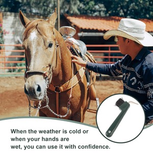 Outil professionnel de nettoyage des sabots de cheval à double fonction : pioche et brosse à récurer, avec noyau en fer robuste, corps en plastique et poignée ergonomique. - Product Image 6