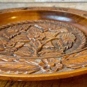 Plateau en bois gravé de style vintage, idéal pour offrir en cadeau, pour l'accueil des invités, la présentation et comme vaisselle décorative élégante - Product Image 6