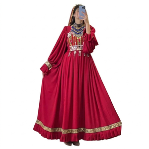 Fabrication de robes traditionnelles afghanes Kuchi élégantes en velours, brodées avec des motifs culturels, pour femmes. - Product Image 1