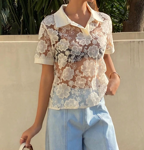 Chemise polo en dentelle florale blanche pour femme, manches courtes, col, transparente, pour les vacances d'été - Product Image 2