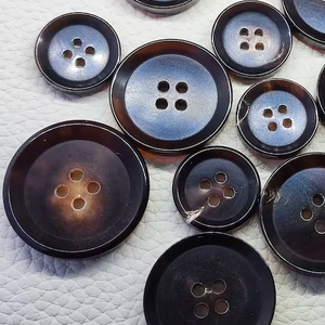 Boutons de manteau en corne de buffle à 4 trous, faits à la main, modernes, écologiques, durables et écoresponsables, vente en gros, personnalisables - Product Image 6