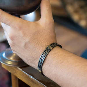 Bracelet en cuivre martelé fait main réglable - Bijoux ayurvédiques de luxe pour hommes et femmes, personnalisé pour Noël, la fête des mères - Product Image 3