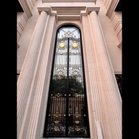 Porte d'entrée principale moderne à double hauteur avec accents en laiton et panneaux en verre, portail de villa de luxe, portail de sécurité extérieur design
