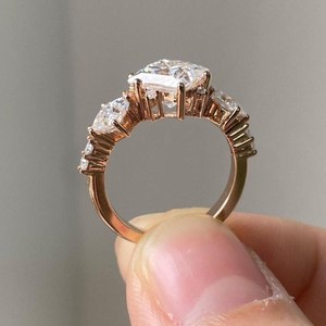Anillo de tres piedras con diamante CVD de corte princesa de 2.01 quilates, cultivado en laboratorio, oro rosa de 14K, joyería fina cultivada en laboratorio, U And Me para ella. - Product Image 2