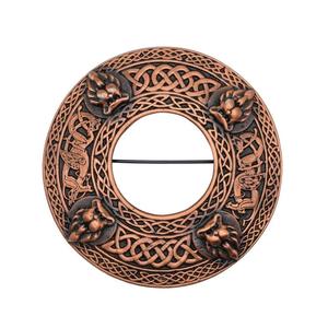 Broche de cobre con cabeza de león y diseño a cuadros, con intrincado trabajo de nudos celtas - Product Image 1