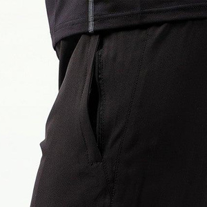 Shorts de sport pour homme noirs unis, séchage rapide, respirants, avec cordon de serrage, taille mi-haute élastique, longueur genou, logo avant, style décontracté streetwear - Product Image 3