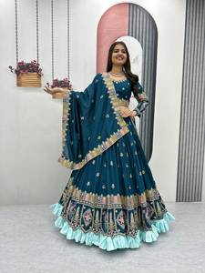 Magnifique Lahenga Choli de soirée et de mariage, en tissu de pure soie Vichitra, personnalisé, inspiré de Bollywood, prêt pour le tapis rouge et la rampe, au design tendance. - Product Image 5