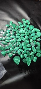 Pierres précieuses en malachite naturelle polie, taille ovale et taille poire, vertes, forme irrégulière, jeu de couleurs décoratif, plusieurs pièces - Product Image 2