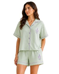 Ensemble de pyjama personnalisé vert clair pour femme, manches courtes, boutonné, broderie lavande, doux et respirant, idéal pour l'été - Product Image 1