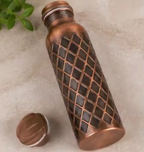 ขวดน้ำทองแดงลายเพชร ดีไซน์วินเทจ พกพาสะดวก พร้อมฝาปิด - Product Image 1
