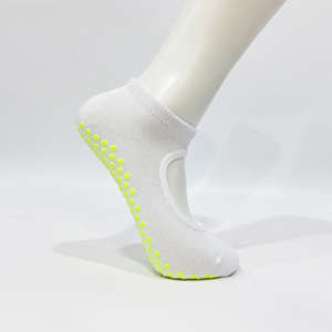 Vente en gros de chaussettes antidérapantes personnalisées avec points de préhension, chaussettes de yoga et de pilates en coton pour femmes, chaussettes de sport en coton et élasthanne tricotées, fournisseur - Product Image 3