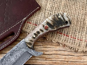 Couteau de boucher en acier Damas de qualité industrielle OEM, manche en corne de taureau, lame pleine longueur, pour le cowboy, la chasse, le camping, avec étui. - Product Image 5